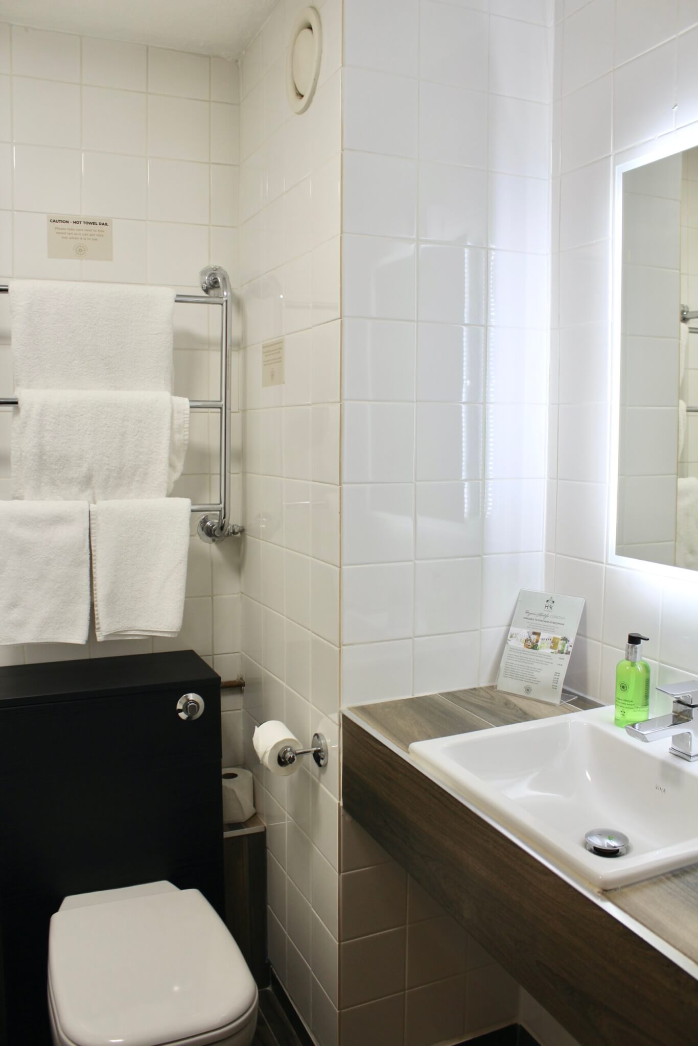 Classic Double Room Saracens Head Hotel Bathroom scaled