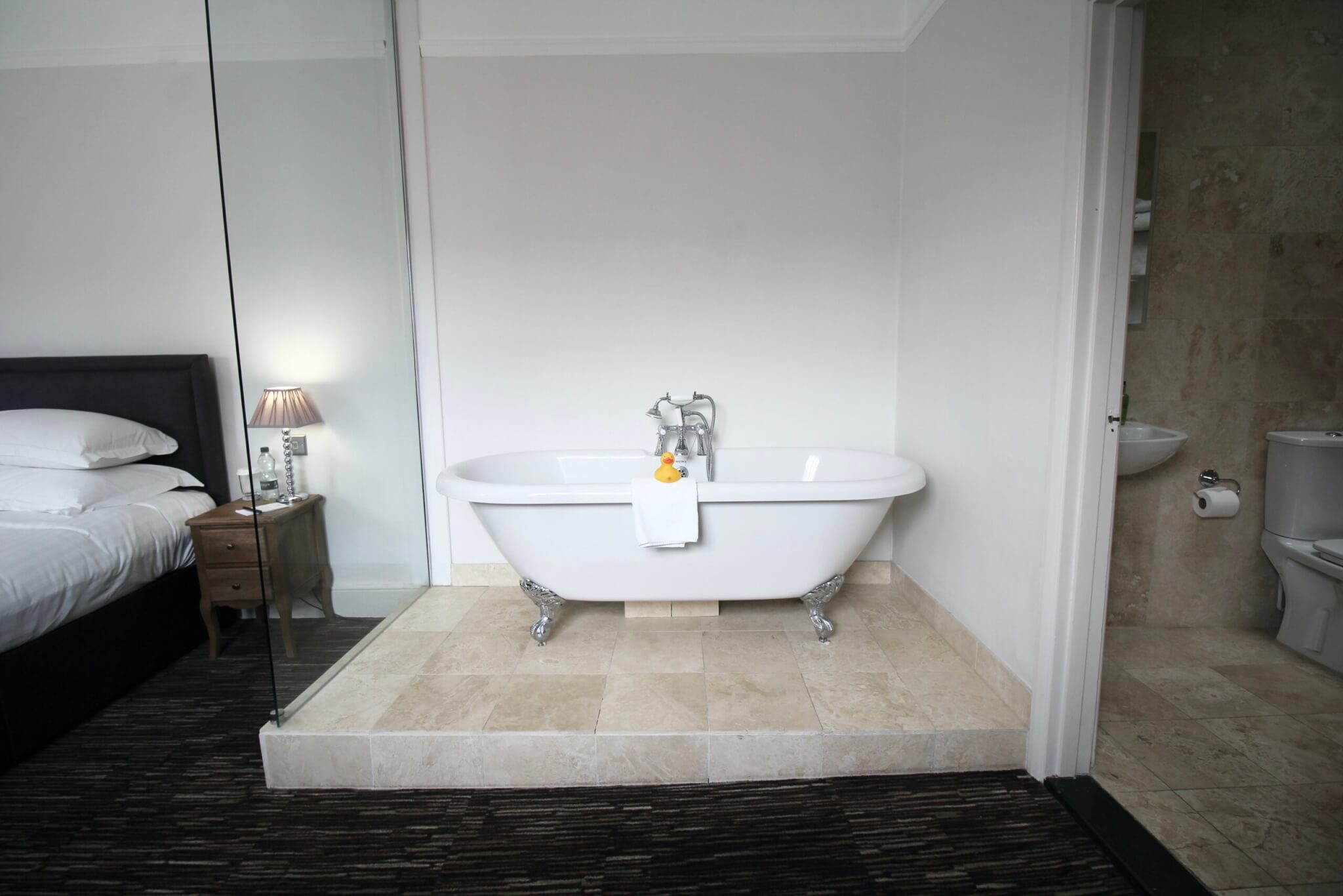Deluxe Suite Hotel Great Dunmow Saracens Head Hotel Bathroom scaled